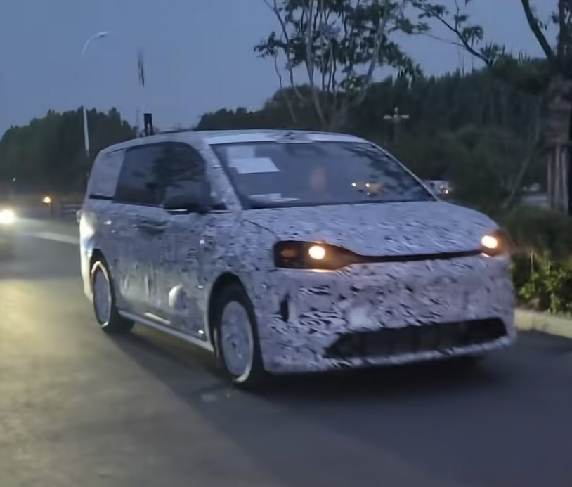 鸿蒙智行智界全新 MPV 测试车曝光 大概率明年上市